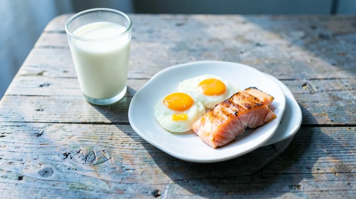 Vitamina B12 baixa: sintomas, causas e o que fazer